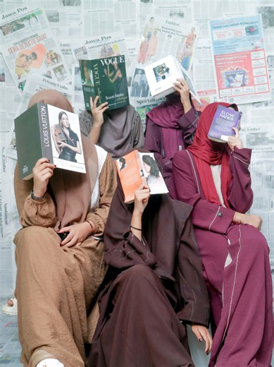 Self photo pakai remote 📸 bisa se-aesthetic ini ✨ lebih santai, lebih bebas, tapi tetap dapat hasil yang rapi & proper 🤍 Kadang yang kita butuh cuma tempat yang nyaman dan setting yang pas 😌 Hanya di Loxio Studio, self photo tema #newspaperconcept bikin cakep ala Model. #selfphotoloxiostudio gampang,tinggal datang, pose, klik… jadi 📸✨ #photostudioaesthetic #ideposegrup #ciwisyari @farisyakult