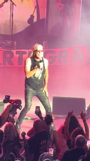 Dee Snider performing Twisted Sister's