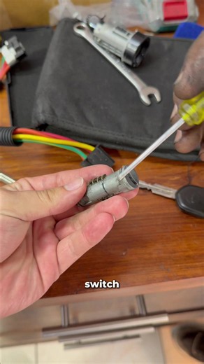 ¿La llave de tu Spark GT a veces gira y otras veces se queda bloqueada? 🔑🚗 No ignores esa señal. Una revisión a tiempo puede evitar que el problema empeore y termine dejándote varado. En DigitalKeys diagnosticamos y solucionamos fallas en cilindros, llaves y sistemas de encendido para que vuelvas a conducir con tranquilidad. 📲 Escríbenos y agenda tu revisión. #sparkgt #cerrajeroarmenia #armeniaquindio #llavesconchiparmenia