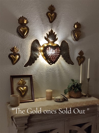 The gold Sacred Hearts sold out… ❤️ But the deep red Sacred Heart with antique gold details is still available — for now. This stunning piece is handcrafted from tin, hand-painted, and finished with delicate gold leaf applied sheet by sheet by hand. The process takes up to 48 hours and brings together the work of two artisan workshops in Mexico. And here’s something special… Add a small light on the back and it transforms into a beautiful glowing wall piece. ✨ ❤️ We only have a few red ones left