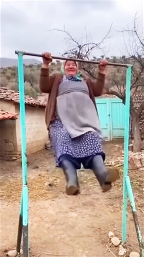 Mom is way stronger than I thought!! 💪🏻🤣 #funny #comedy #drama #humor #memes #youtube #shorts