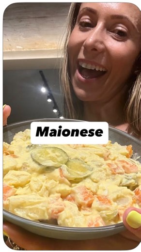 DIORDIA on Instagram: "Essa é a maionese mais deliciosa e saudável que vocês vão ver por aqui! Com mais de 25g de proteína na receita. Já envia para quem você sabe que ama uma maionese 😍 Ingredientes: 4 ovos cozidos (gema firme) 1 a 2 colheres de sopa de mostarda 1 colher de chá de vinagre 1/2 xícara de água (sugiro colocar aos poucos para definir a consistência que você prefere) Pitada de sal É só bater tudo até ficar liso! Para a minha maionese eu usei 4 pedaços de aipim cozidos e picados, 2 