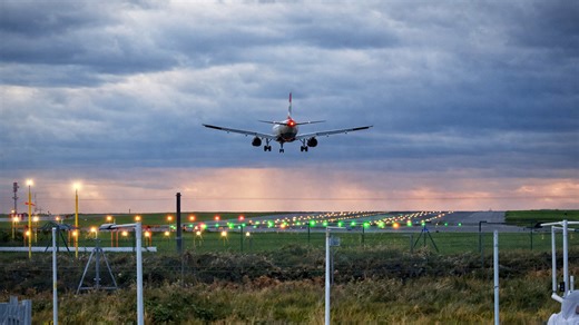 Pilots battle strong crosswinds on final approach