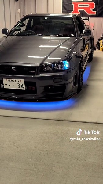 ワイルドスピード R34 Nissan Skyline GT-R: ド派手なカーシーンを満載した動画