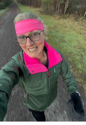 Run slow to run fast 🐢➡️⚡️ It sounds backward, but it’s not. Slow, easy miles aren’t about speed — they’re about building the engine. More mitochondria. More oxygen delivery. Better fat-burning. Less burnout. If every run feels hard, you’re not getting fitter — you’re just getting tired. #SoundMindSoundBody #RunTok #runningover60 #slowrunning #ASICSFrontRunner