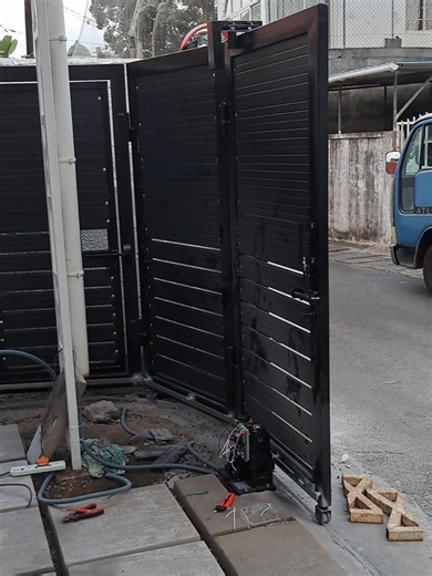 Motorized corner sliding gate at Beau Bassin. Testing time before final clean finish. Contact Devanand Ramdhun on 5766 2235 or 5740 6049 Follow the link to my fb page on my bio to see more of my other works.