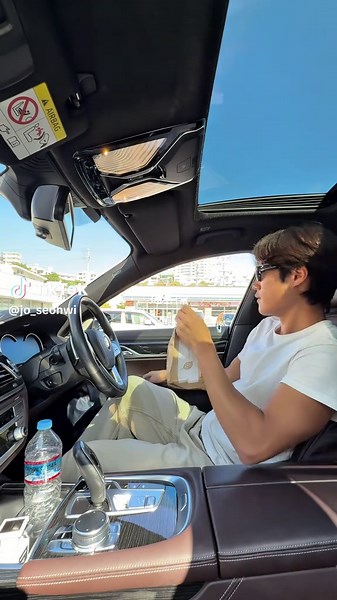 新しい車載ホルダーとスマホケースをゲットしたJoの日常 マグネット強力やからめっちゃ安定するしケースはシンプルでスタンド付きやからかなりおすすめ◎ #PR #ESR #iphone17