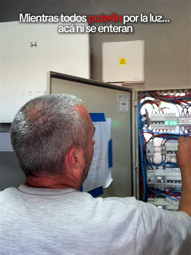 Explicando al cliente como funciona el inversor🫡☀️ Este es el resultado final de una obra que hicimos en Canning. Si querés ver todo el proceso, tenés la primera parte fijada en el perfil 👆 #Canning #EnergiaSolar #CortesDeLuz
