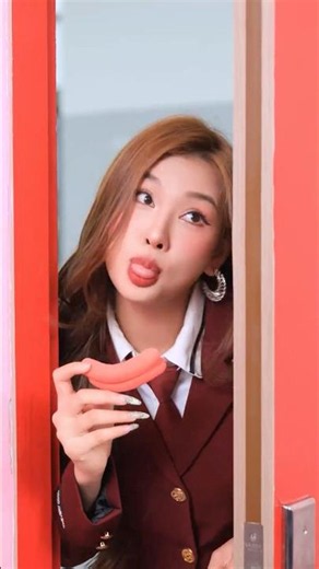 The sneaky girl! 😆 👄 🚫 💄 #taihoa #funny #shorts