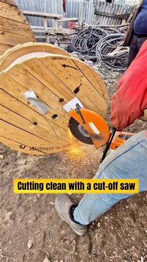 Opening a new cable roll and getting that perfect cut ⚙️✂️ Clean work, clean copper 🔥