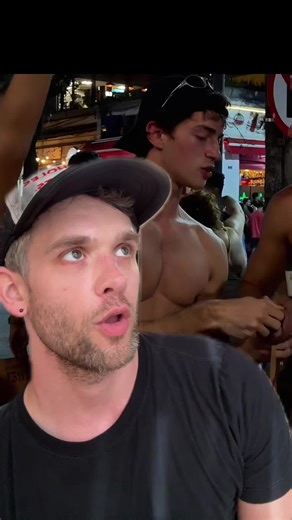 He is super beautiful, but PLEASE don’t compare yourself 🫶 #gay #bi #lgbt #mlm #greenscreen