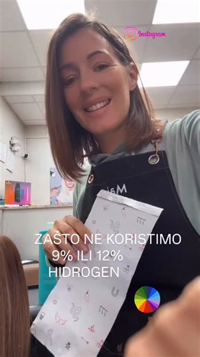 Zašto ne koristimo 9% ili 12% Hidrogen 💫 Visoki procenat hidrogena kao što je 9% ili 12% agresivno otvara kutikulu ,oštećuje strukturu vlasi. Prednosti 3% hidrogena :💫 Postepeno posvetljivanje . Bolja kontrola same nijanse. Zašto korekcije boje kod nas traju tako dugo🥹 Da li ste vi za brzinski balayage ili ipak za zdravu kosu i nekoliko sati čekanja🥂☕️☕️🍫 #majaponjavic #majaponjavicteam👸 #balayageexpert #negakose | Maja Ponjavic Bogdanovic