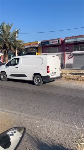İzmir’de Çevirme Motosiklet | Orçun Başer on Instagram: "#sizdengelenler 👉 burası çiğli kipa avm nin biraz ilerisinde abim buradaki emniyet şeridi işgali yüzünden motoru ile kaza yaptı motor paramparça kendisinde aşırı ucuz atlatılmış sıyrıklar var.Kazadan sonra trafik çağırdık gelmedi zabıta çağırdık hiçbir işlem yapmadı."