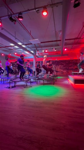 Fast beats, an unsteady surface, and groovy step changes… is that your thing? 🎶✨ With moves like these, your core has to be fully switched on. 💪 That’s the muscle group that puts you into the right flow. Once the speed on the bellicon rebounder catches you off guard, don’t worry — just breathe, engage your core, stay with the rhythm, and enjoy the ride. 💨💪🕺🙌 Tried it yet? Give it a go during your next fast-paced session on the bellicon and let us know in the comments if this tip made a dif