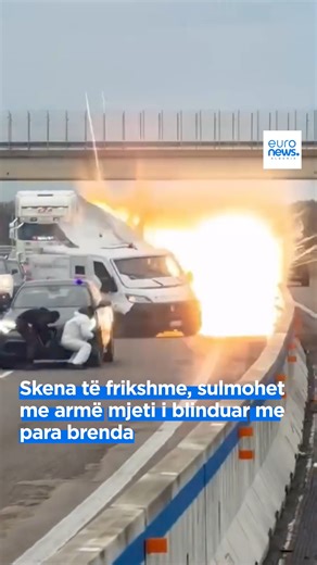 Euronews Albania on Instagram: "Momente terrori këtë mëngjes rreth orës 08:00 në superstradën SS613 Lecce-Brindisi, afër zonës së Tuturano, ku një grup i armatosur sulmoi një mjet të blinduar të transportit të parave. Banditët vendosën një automjet kryq në karrexhatë që më pas i vunë flakën, duke detyruar blindin të ndalonte. Më pas u shkaktua një përplasje me armë me karabinierët, por deri tani nuk ka të dhëna për të plagosur. Si pasojë, trafiku në këtë pjesë të rrugës u bllokua dhe u vendos nj