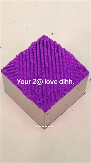 @jerkcafe on Instagram: "1997년 개봉한 영화 Titanic은 잭과 로즈의 운명적인 사랑을 통해 비극 속에서도 오래 남는 감정의 깊이를 보여주는 작품입니다. 화 려한 연출보다 인물의 감정에 더 집중한 제임스 카메론 감독의 스 타일은 지금 다시 봐도 묘하게 가슴을 울리죠. 배가 침몰하는 장면 이 아닌, 두 사람이 서로를 바라보던 순간들이 더 강하게 기억에 남 는 영화이기도 합니다. 이 감정을 완성해주는 곡이 바로 셀린 디온의 *"My Heart Will Go On"*입니다. 처음 들으면 잔잔한데, 어느 순간 자연스럽게 가 슴이 벅차오르는 느낌을 줍니다. 특히 후반부의 고조되는 보컬은 영화 속 잭과 로즈의 마지막 장면과 겹쳐지면서 괜히 마음이 서늘 해지기도 하고요. 많은 분들이 "이 노래가 나오면 왜 그 장면이 자 동으로 떠오르는지 모르겠다"고 말하는데, 그만큼 영화와 음악이 자연스럽게 얽혀 있는 곡입니다. 1998년 아카데미 주제가상을 비롯해 여러 상을 휩쓴 건 