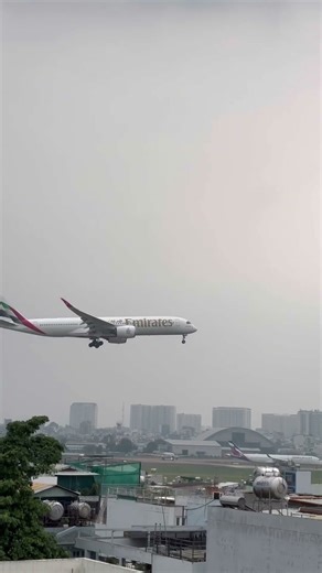 A350-900 Emirate Airway Landing at TansonNhat airport #aviation