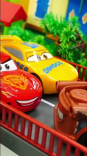 Молния Маквин в опасности: столкновение с поездом! #cars #машинки #длядетей