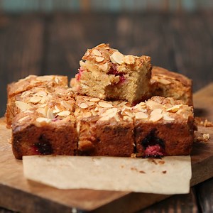394K views · 1.2K reactions | Raspberry Blondies. Full recipe: https://taste.md/2cbNvyz Find more recipes on our app: https://taste.md/2bc3sEg | Tastemade UK | Facebook