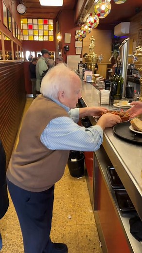 Casa Amadeo - Los Caracoles 🐌🇪🇸 en Madrid, España. Definitivamente de mis experiencias más bonitas del viaje. Siento que muchos caemos ir a puros restaurantes de moda y en las mismas zonas, pero voy a buscar más este tipo de joyas porqué realmente me llenó mucho esta experiencia. El buen Amadeo es un gran ejemplo de persona y la comida es espectacular, tiene un sazón diferente a lo que come uno normalmente, se sabe el amor que le ponen a la comida y ese ingrediente es el más valioso. Es difíc