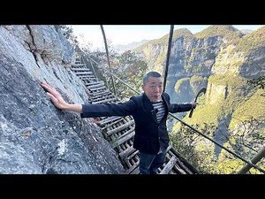 An elderly man in Hubei province has carved out a 5-kilometer cliffside walkway, a truly moving feat