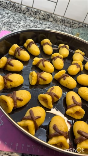 dilekdayı on Instagram: "Malzemeler 1 paket marğarin 1 yumurta 1 vanilya Yarım kabartma tozu Yarım çay bardağı pudra şekeri Yarım çay bardağı sıvı yağ 1 paket krem şanti Yaklaşık 5 su bardağı un unu kontrollü ekleyelim İÇ MALZEME 4 adet elma 1 çay kaşığı şeker 1 tatlı kaşığı tarçın #tarif #kurabiye"