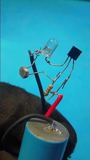 This self-lit flashlight using just one transistor | #shorts #diy #electronics