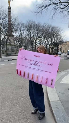Nabilla Beauty on Instagram: "Nous avons laissé l’amour s’inviter dans les rues de Paris. À l’occasion de la Saint-Valentin, nos lipsticks mats étaient à découvrir dans Paris ! Merci à celles qui se sont arrêtées, qui ont choisi leur teinte, et qui sont reparties avec un sourire. Et si vous l’avez manqué, toute la collection reste disponible sur nabillabeauty.com, avec en bonus notre offre un rouge à lèvres acheté = un offert"