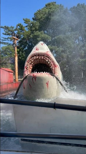 Universal Studios Japan kept this legendary ride alive! 🦈 #japan #universalstudiosjapan #travel
