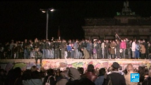 68K views · 1.1K reactions | Le 9 novembre 1989, le monde observait la chute du Mur de #Berlin , symbole de la démarcation entre l’Ouest et l’Est durant 28 ans. Près de 30 ans plus tard, retour sur cet événement historique ⤵️ | FRANCE 24 | Facebook
