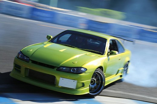 ドリフトのやり方を駆動方式別に解説！オートマ車やFF車は不向きなの？ | MOBY [モビー]