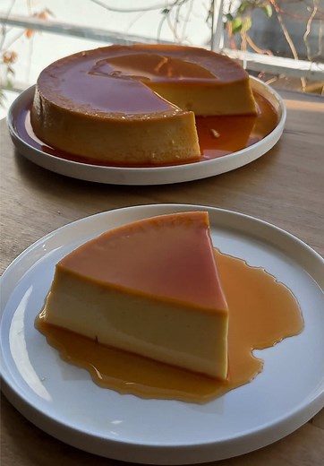 Flan casero súper cremoso (con todos los tips) 🍮 Un flan clásico, suave y bien cremoso, de esos que se cortan perfectos y se deshacen en la boca. Si seguís estos pasos, te aseguro que queda increíble! Ingredientes: Para el caramelo • 200 g de azúcar Para el flan • 8 huevos • ⁠4 yemas • ⁠800 g de leche entera • ⁠160 g de azúcar • ⁠Chorrito de esencia de vainilla Paso a paso 1. Colocar el azúcar en una olla y dejar que se derrita de a poco hasta obtener un caramelo dorado. Volcar inmediatamente e