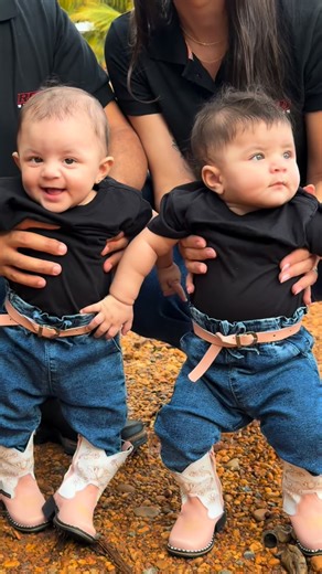 Rhayssa Martins on Instagram: "titiassss estamos no Goiás 🤠 Obrigada Jesus pela minha família 🙏 Corre pros stories pra acompanhar essa aventura com a gente, to te esperando tá?? 💖💖 #explore #explorar #gemeos #gravidez"