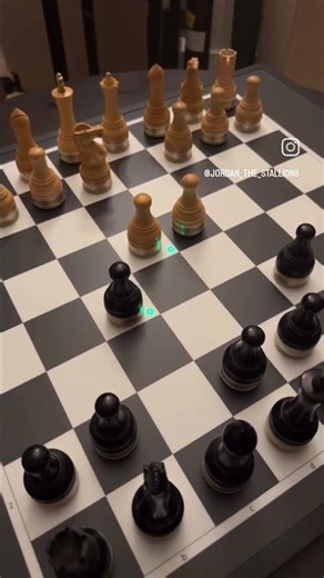 Self Moving Chessboard!!! ♟️#chess #boardgames #playitsmart #intune