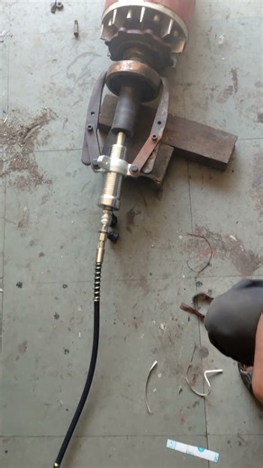 How to remove the bearing from the router using a hand hydraulic cooler.