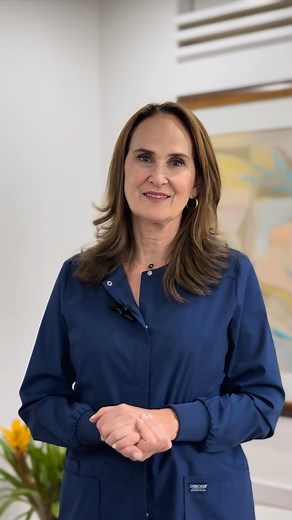 Elizabeth Natale on Instagram: "Muchas personas piensan que la primera visita al ginecólogo debe hacerse solo cuando aparece un problema, pero en realidad lo ideal es acudir desde la adolescencia o al inicio de la vida sexual activa 🩺 En esa primera consulta evaluamos tu salud ginecológica, aclaramos dudas sobre tu ciclo, anticoncepción, higiene íntima y prevención de enfermedades. Más que una revisión médica, es un espacio de confianza y acompañamiento, donde puedes hablar libremente y recibir