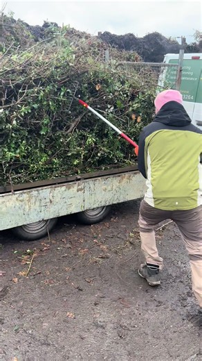 The dreaded trailer empty 🤣🤣 Luckily we got some help from the guys at the yard. #funny #fyp #funnyreels #gardentok
