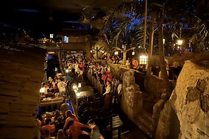 Hace muchos años que sabemos cómo eliminar las colas de los parques de atracciones. Disney las mantiene por algo