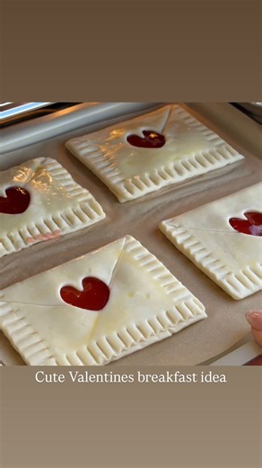 Elizabeth Homen on Instagram: "The sweetest breakfast idea for a Valentine’s Day! 💌 #craftymom #motherhood"