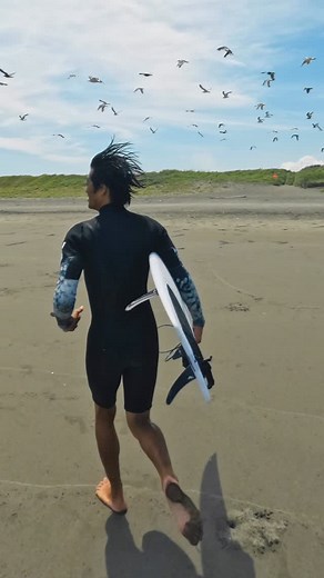 Firewire Japan (The SJ Factory) on Instagram: "⁡ 最新作「Neutrino」を発表した @tomo_surfboards に直撃インタビュー ⁡ 「Neutrino は小波に最適、エアも決めやすい」と言われていますが、日本の波でも十分ポテンシャルを発揮できますか？ ⁡ ダニエル•トムソンより @tomo_surfboards 間違いなく素晴らしいエアボードだよ。テール部が足の真下にあるから、まるでスケートボードのようにオーリーができるし、ワイドテールでの加速力も高い。 小波でも調子がいいし、日本の波にもぴったりだと思う。ウェイブプールでも楽しいし、エアを決めるにも最高だね。 コツとしては、ワイドテールのコントロールを最大限にするため、できるだけ後ろ寄りに立つこと。そしてスタンスを前に開きすぎないこと。短いデザインだからこそ、テール寄りのポジションを意識してほしい。 ⁡ @jet_akira on Neutrino 5’4” 27.0L combination with @slaterendorfins_jp Twin+2 & RM 2+1