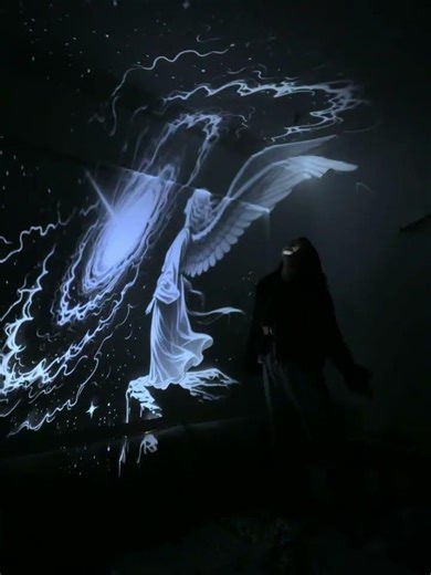 A mini USB projector small body with big power , look at the ceiling !!!