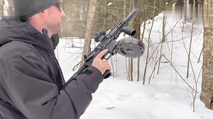 小口径.22LR全自动步枪，可配备弹匣或弹鼓供弹，射速真快