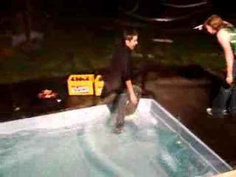 plouf tout habillé dans l'eau