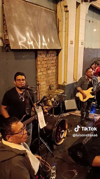 Discoteca de Noche: Rock y Fiesta en Lima