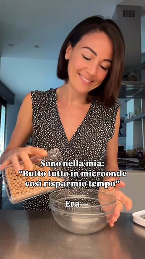 Scopri SOS legumi‼️ La mia guida pratica all’utilizzo dei legumi! Ecco cosa contiene: 1️⃣tempi e modalità di ammollo di tutti i legumi (con tabella riassuntiva) 2️⃣tempi e modalità di cottura di tutti i legumi (con tabella riassuntiva con e senza pentola a pressione) 3️⃣consigli salva tempo (ammollo sottovuoto e ammollo al microonde) 4️⃣consigli per rendere legumi e farine di legumi più digeribili 5️⃣tips conservazione e scongelamento Per riceverla gratuitamente seguimi, condividi questo reel co