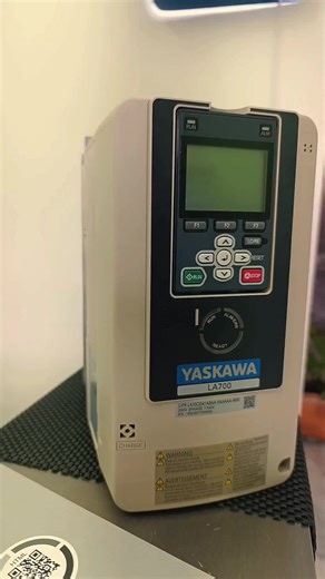 El Yaskawa LA700 es un variador de frecuencia de alto rendimiento diseñado específicamente para la industria de ascensores. Se destaca por su versatilidad, ya que controla tanto motores de inducción (IM) como de imanes permanentes (PM), lo que lo hace ideal para modernizaciones y equipos sin cuarto de máquinas (MRL). ​Aquí tienes los puntos clave: ​Confort de marcha: Ofrece un control preciso del par y curvas en