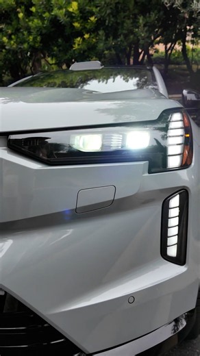Volvo EX90 lights with a unique design