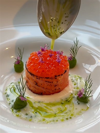 Get the Recipe on @gronda Find the link in the bio. Chef @mile_pupovac creates an elegant composition of fennel and dill-cured fjord trout paired with silky cauliflower purée and bright Granny Smith-yuzu gel. This refined dish balances rich, creamy elements with fresh acidity through buttermilk vinaigrette and dill oil. The careful curing process and precise component assembly demonstrate how layered flavors and contrasting textures can elevate seafood into sophisticated plating that feels both 