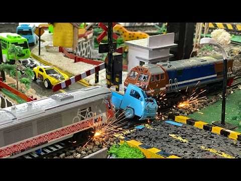 Kecelakaan Kereta Api Miniatur CC203 Merah Biru Gerbong Panjang Anjlok Tabrak PickUp di Palang Pintu