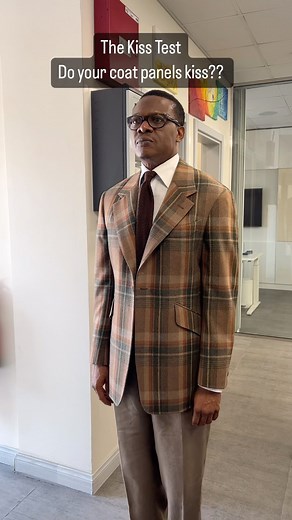 THE KISS TEST 👑 What is the KISS Test? Your coat front panels must KISS at the button point when the jacket is unbuttoned. If they sit far apart (like many you’ve likely encountered on the streets), then they haven’t but cut well. Next time you try on a coat, ensure that the front panels not only KISS at the button point, but lay completely PARALLEL to each other. This indicates that the coat is properly BALANCED at the front. Arranged by 👑 of DRAPE Shop the look on our fully digital bespoke w